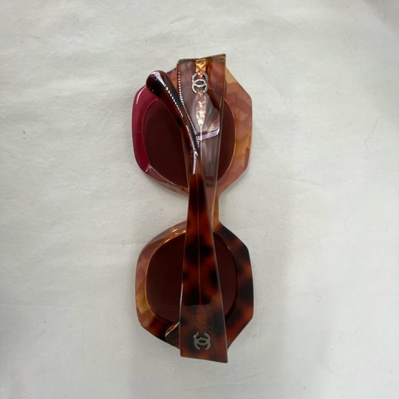 Chanel Tortoise Sunglasses, 19mm, includes box and soft carry case - Picture 2 of 12